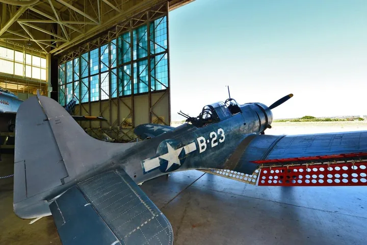 Un bombardero en picado de la Segunda Guerra Mundial en un hangar del Museo de la Aviación de Pearl Harbor